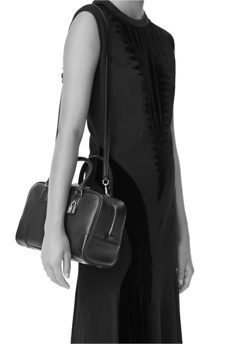 Loewe mujer bolso amazona 28 de piel de becerro napa LP64141 negro