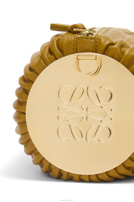 Loewe mujer bolsito para pulsera de napa de becerro y latón LP64624 ocre