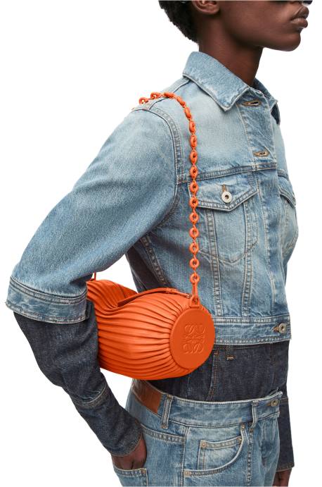 Loewe mujer bolsito pulsera en napa plisada LP64600 naranja