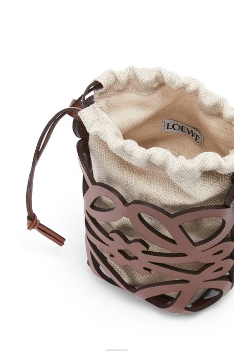 Loewe mujer bolsillo con anagrama recortado en piel de becerro clásica y lona LP64224 bronceado/crudo