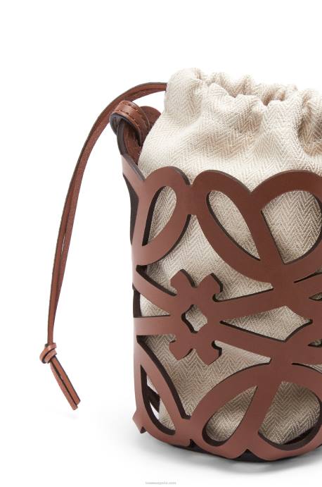 Loewe mujer bolsillo con anagrama recortado en piel de becerro clásica y lona LP64224 bronceado/crudo