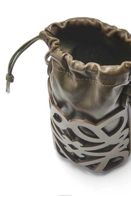 Loewe mujer bolsillo con anagrama recortado en piel de becerro clásica y napa LP64551 glaseado de polvo de té