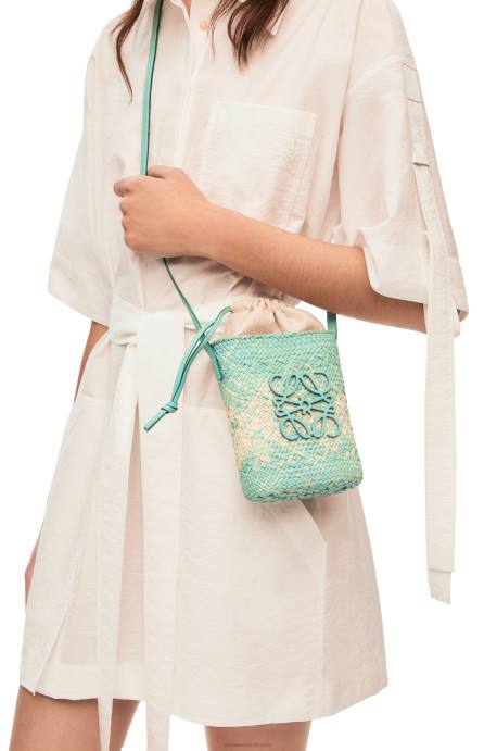 Loewe mujer bolsillo cuadrado en palma de iraca y piel de becerro LP64317 menta fresca