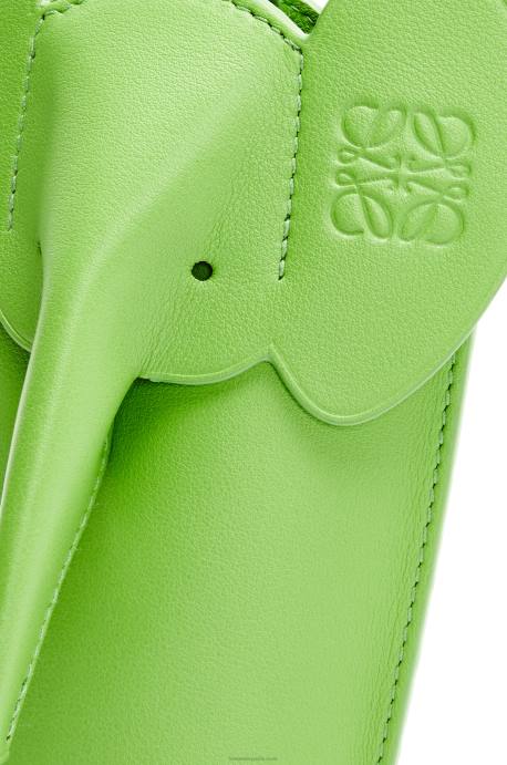 Loewe mujer bolsillo de elefante en piel de becerro clásica LP64625 glaseado verde guisante