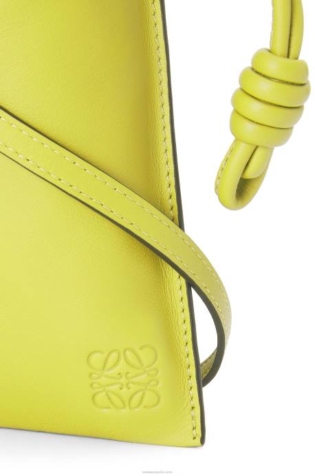 Loewe mujer bolsillo flamenco de piel de becerro napa LP64294 amarillo lima