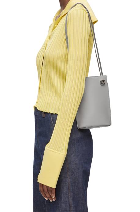 Loewe mujer bolsillo para dados en piel de becerro clásica LP64572 Perla gris