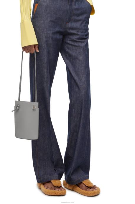 Loewe mujer bolsillo para dados en piel de becerro clásica LP64572 Perla gris