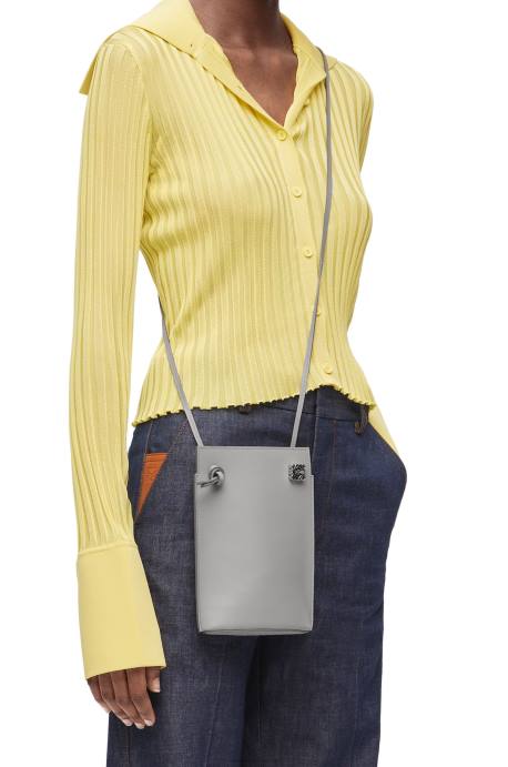 Loewe mujer bolsillo para dados en piel de becerro clásica LP64572 Perla gris