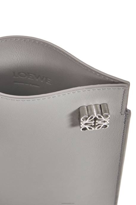Loewe mujer bolsillo para dados en piel de becerro clásica LP64572 Perla gris