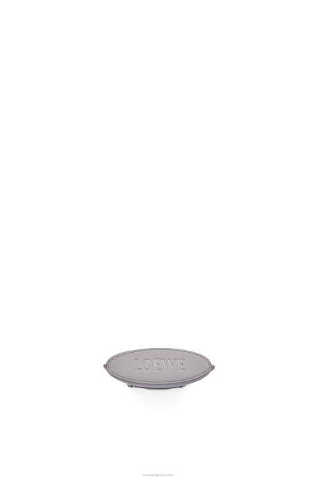 Loewe mujer bolsillo para dados en piel de becerro clásica LP64572 Perla gris