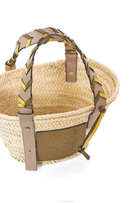 Loewe mujer Bolso cesta pequeño en hoja de palma con asa trenzada en piel de becerro LP645 oliva/arena