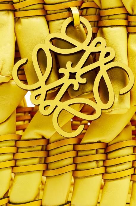 Loewe mujer Cesta tubular pequeña de napa de cordero LP6492 amarillo