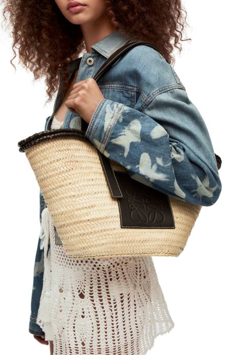Loewe mujer bolso basket con incrustaciones de hoja de palma y piel de becerro LP6427 natural/negro