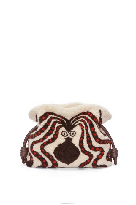 Loewe mujer clutch de flamenca en borrego LP64467 blanco suave/chocolate