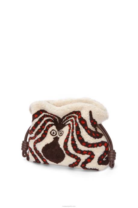 Loewe mujer clutch de flamenca en borrego LP64467 blanco suave/chocolate