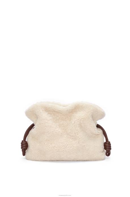 Loewe mujer clutch de flamenca en borrego LP64467 blanco suave/chocolate