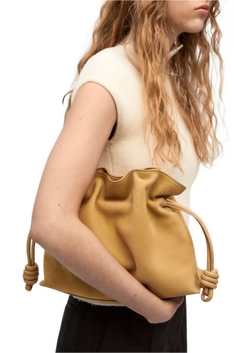 Loewe mujer clutch flamenco en nubuck LP64528 desierto