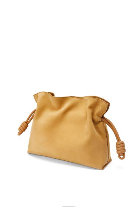 Loewe mujer clutch flamenco en nubuck LP64528 desierto