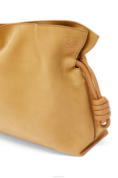 Loewe mujer clutch flamenco en nubuck LP64528 desierto