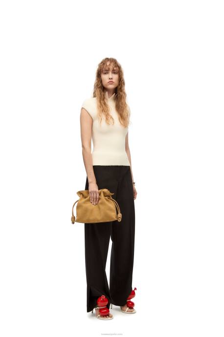 Loewe mujer clutch flamenco en nubuck LP64528 desierto