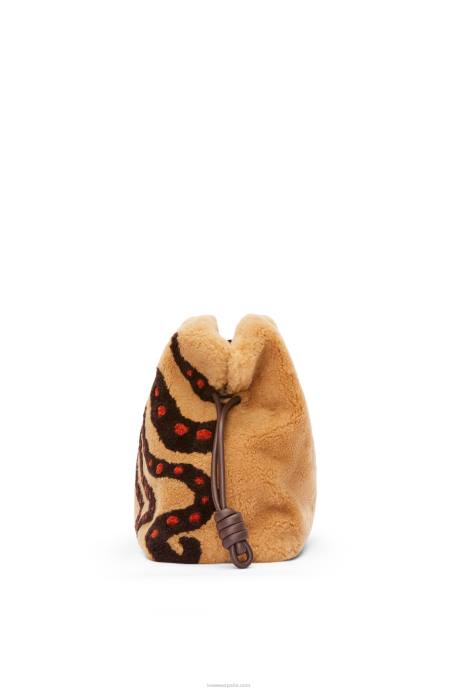 Loewe mujer clutch flamenco xl en borrego LP64466 beige/chocolate