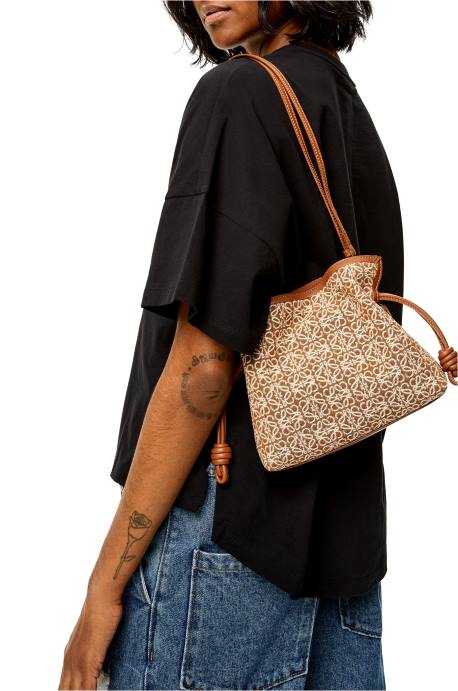 Loewe mujer mini clutch de flamenca en jacquard anagrama y piel bovina LP64310 bronceado/pacana