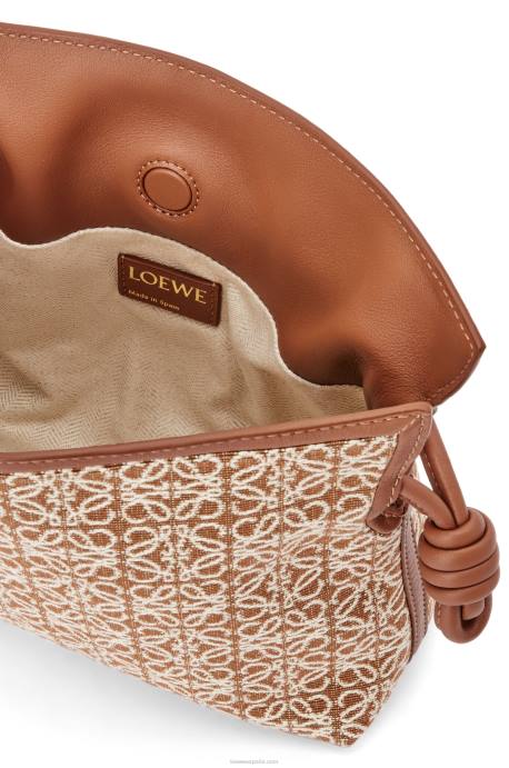 Loewe mujer mini clutch de flamenca en jacquard anagrama y piel bovina LP64310 bronceado/pacana