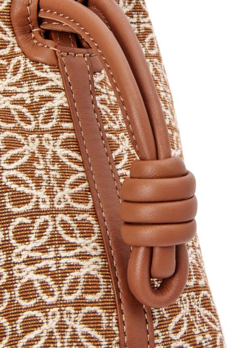 Loewe mujer mini clutch de flamenca en jacquard anagrama y piel bovina LP64310 bronceado/pacana