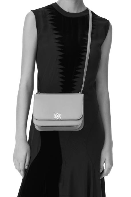 Loewe mujer bolso goya en piel de becerro de seda LP64546 fantasma de luz