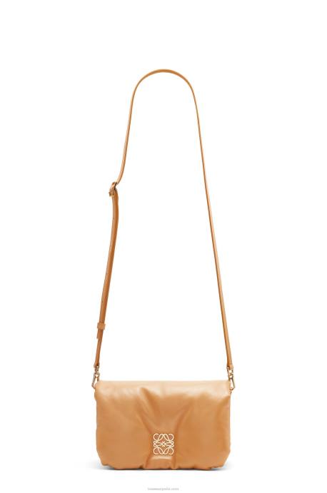Loewe mujer bolso goya mini puffer de piel de cordero napa brillante LP64245 camello