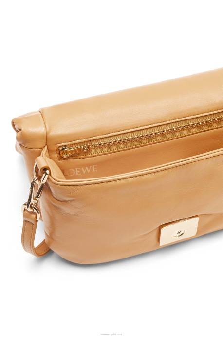 Loewe mujer bolso goya mini puffer de piel de cordero napa brillante LP64245 camello