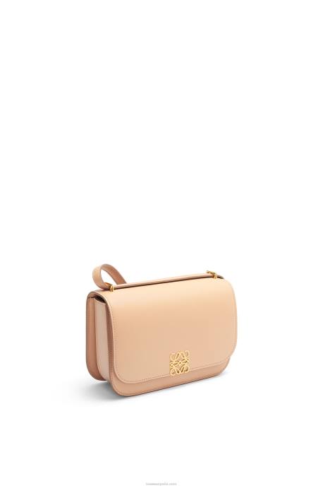 Loewe mujer bolso goya pequeño en piel de becerro de seda LP64493 desnudo