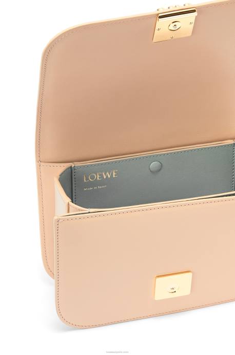 Loewe mujer bolso goya pequeño en piel de becerro de seda LP64493 desnudo