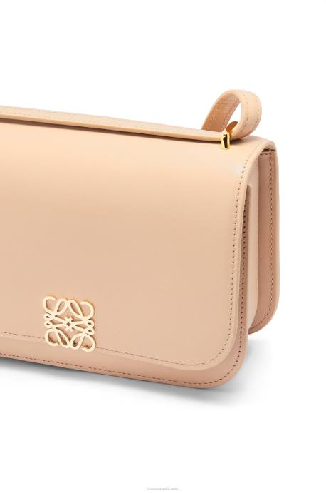 Loewe mujer bolso goya pequeño en piel de becerro de seda LP64493 desnudo