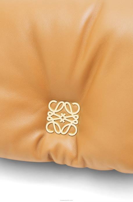 Loewe mujer bolso puffer goya de napa de cordero brillante LP64387 camello