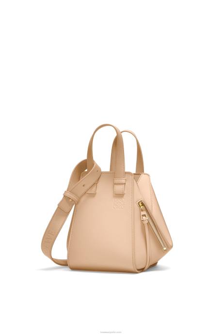 Loewe mujer Bolso compacto hamaca de piel de becerro satinada LP64432 desnudo
