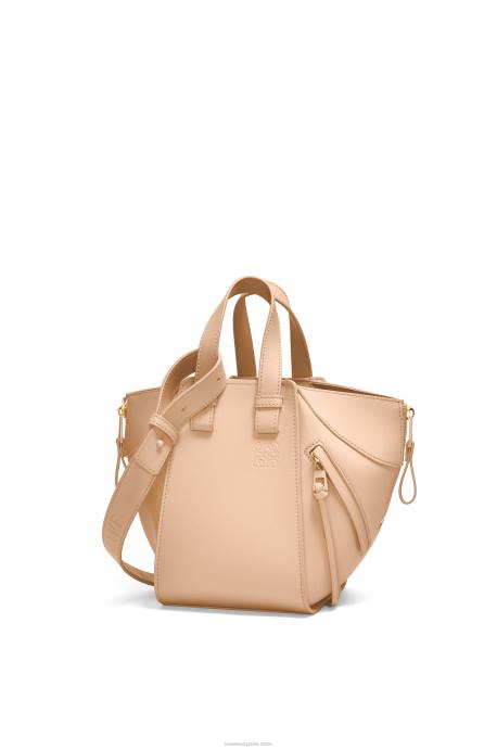 Loewe mujer Bolso compacto hamaca de piel de becerro satinada LP64432 desnudo