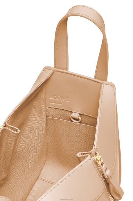 Loewe mujer Bolso compacto hamaca de piel de becerro satinada LP64432 desnudo
