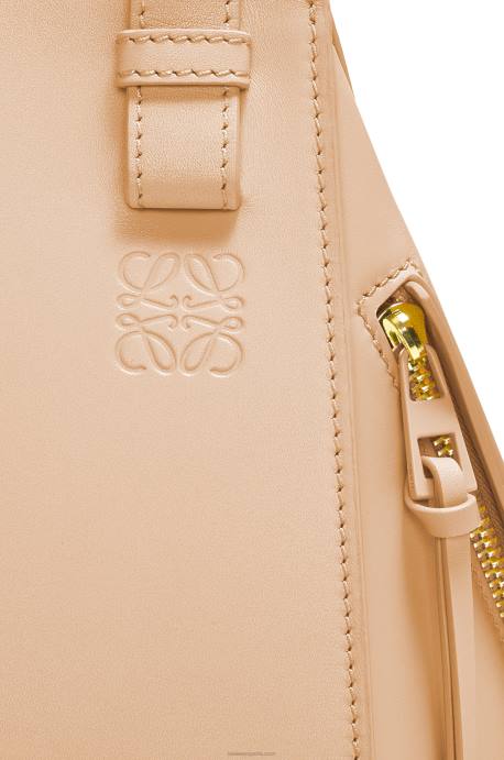 Loewe mujer Bolso compacto hamaca de piel de becerro satinada LP64432 desnudo
