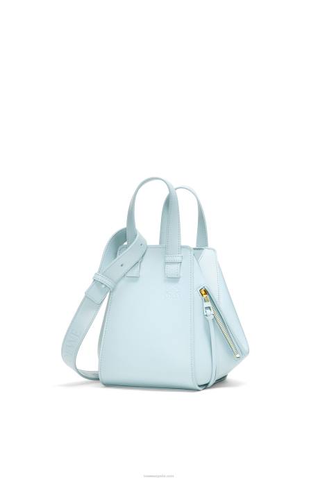 Loewe mujer Bolso compacto hamaca de piel de becerro satinada LP64460 aguamarina