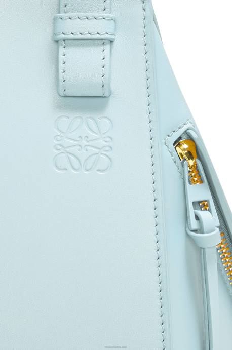 Loewe mujer Bolso compacto hamaca de piel de becerro satinada LP64460 aguamarina