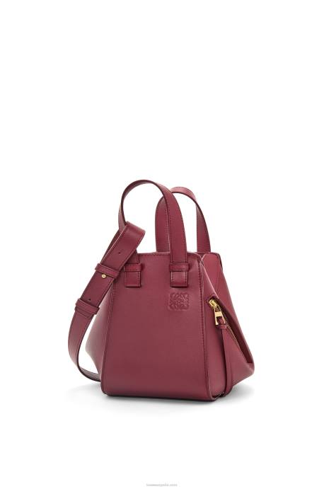Loewe mujer bolso compacto hamaca en piel de becerro clásica LP64340 baya silvestre