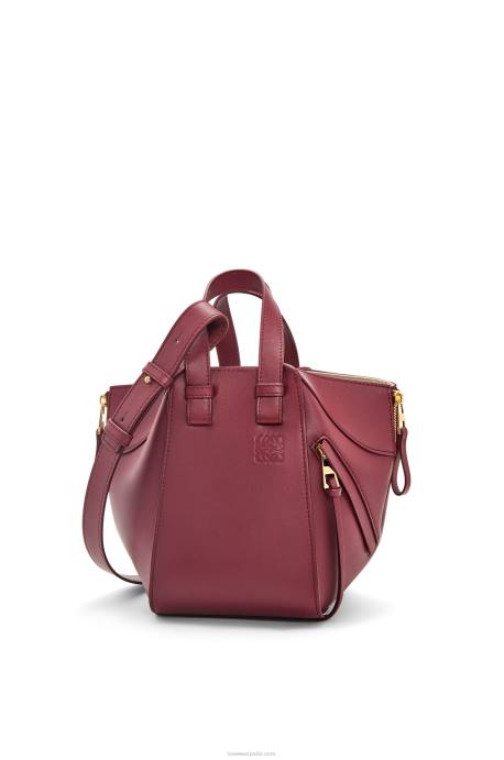 Loewe mujer bolso compacto hamaca en piel de becerro clásica LP64340 baya silvestre