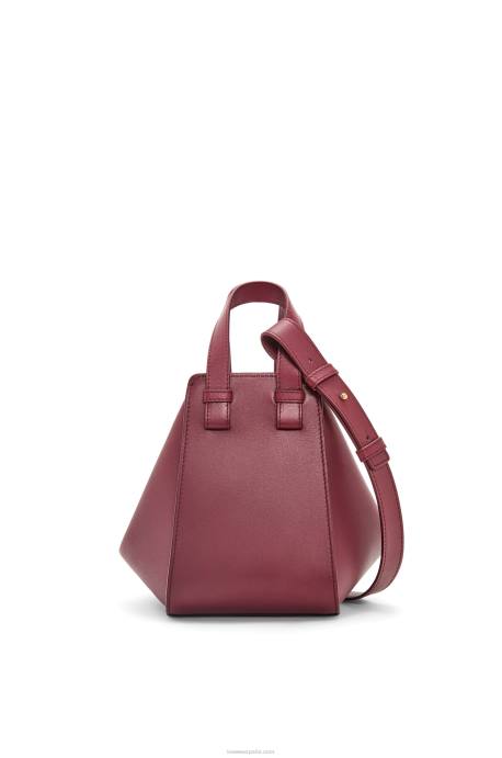 Loewe mujer bolso compacto hamaca en piel de becerro clásica LP64340 baya silvestre