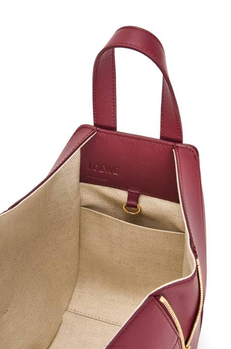 Loewe mujer bolso compacto hamaca en piel de becerro clásica LP64340 baya silvestre