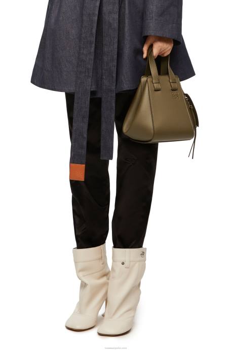 Loewe mujer bolso compacto hamaca en piel de becerro clásica LP64372 verde caqui oscuro