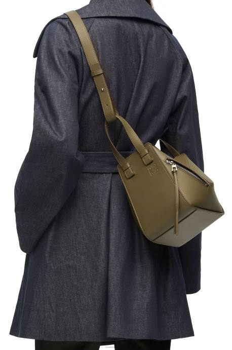 Loewe mujer bolso compacto hamaca en piel de becerro clásica LP64372 verde caqui oscuro