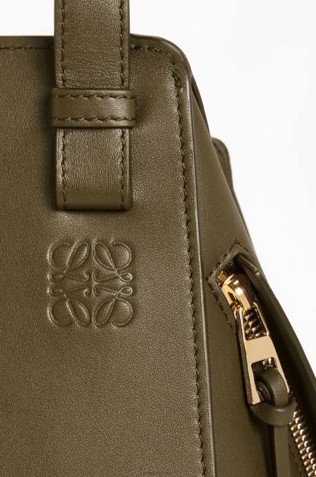 Loewe mujer bolso compacto hamaca en piel de becerro clásica LP64372 verde caqui oscuro