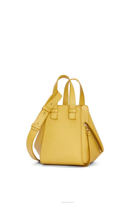 Loewe mujer bolso compacto hamaca en piel de becerro clásica LP64373 ocre brillante