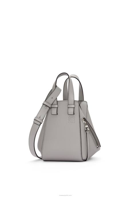 Loewe mujer bolso hamaca compacto de suave piel de becerro graneada LP64342 Perla gris